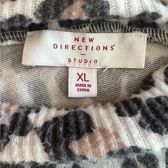 New Directions women’s leopard/cheetah print sweater - Picture 3 of 4